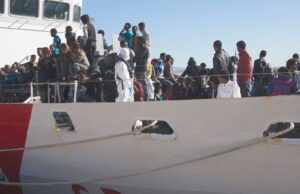 Le HCR déplore le manque de services de protection sur les routes migratoires de l’Afrique vers l’Europe